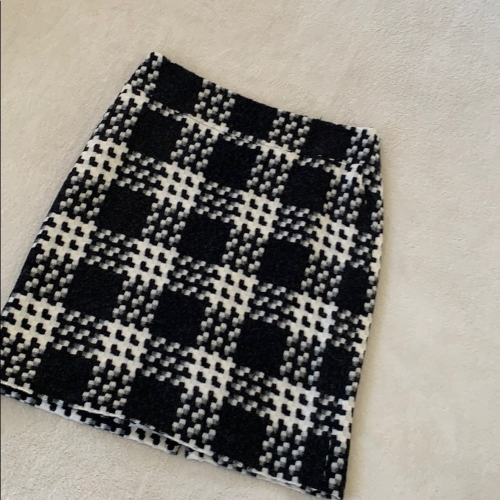 Women’s size 4 ebony & ivory herringbone skirt